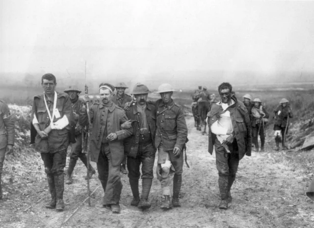 Verwundete britische und deutsche Soldaten in der Somme-Schlacht