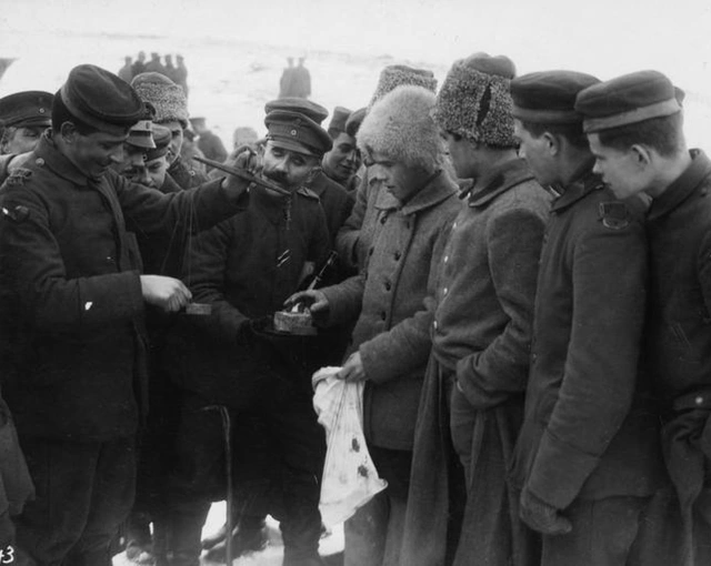 Verbrüderung zwischen Russen und Deutschen an der Ostfront