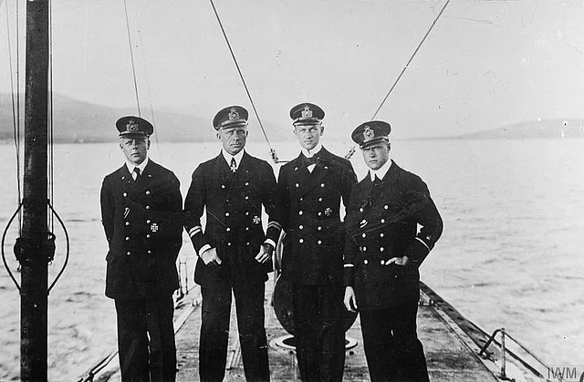 Deutsche U-Boot Kapitäne - Kapitänleutnant Arnauld de la Perière (2. v. L.) an Bord von SM U 35 
