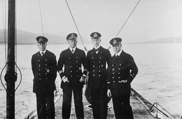 Deutsche U-Boot Kapitäne - Kapitänleutnant Arnauld de la Perière (2. v. L.) an Bord von SM U 35 
