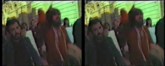 Vergleich Archivkopie und Ansichts­kopie aus der Archiv­praxis der Öster­reichi­schen Media­thek. Die linke Bild­häfte zeigt ein Digi­ta­li­sat einer VHS-Kassette, das in einem verlust­freien Codec (ffv1) er­stellt wurde. Die komplette Bild­infor­ma­tion wurde in diesem Codierungs­ver­fahren er­halten. Insofern ist diese mit allen Details vor­handen und wieder ab­ruf­bar. In der rechten Bild­hälfte sieht man eine ver­lust­be­haftete MPEG-2-Kopie. Ver­gleicht man die beiden Bilder, er­kennt man, dass Details aus zweiterem Bild ver­schwun­den sind. Bei einem ver­lust­be­hafteten Encodierungs­vor­gang, wird nur ein Teil der vor­han­denen Infor­ma­tion ge­speichert. Die restliche Infor­ma­tion ist un­wieder­bring­lich ver­loren.