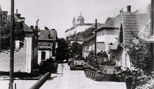 Schraße in Melk. Im Hintergrund das Stift, vorne der fahrende Panzer.
