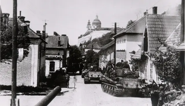 Schraße in Melk. Im Hintergrund das Stift, vorne der fahrende Panzer.
