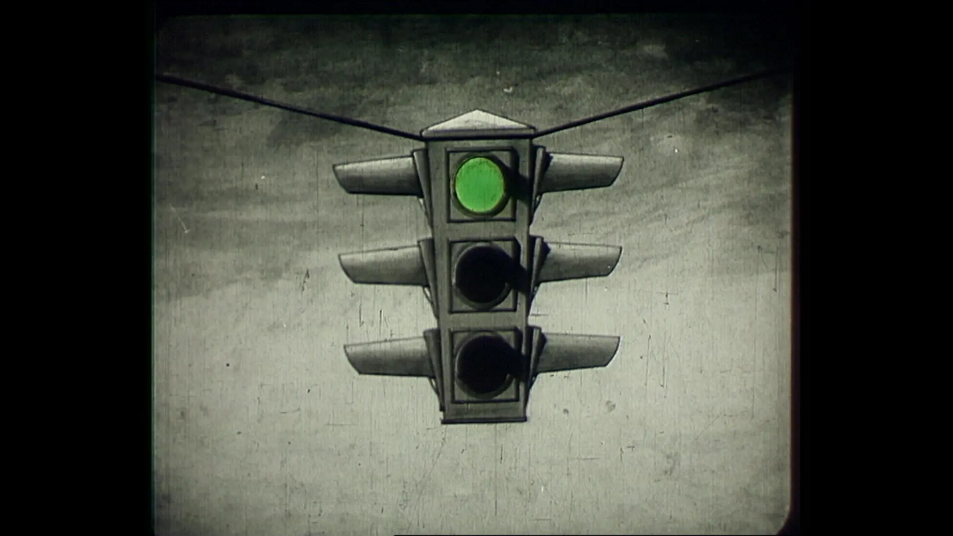 Ampel mit grünem Signal oben (Videostill/Österreichische Mediathek)