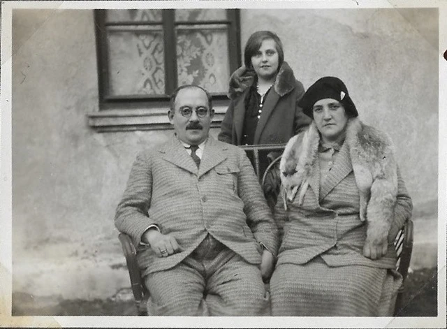 Hilde Menzel mit ihren Eltern, Obergrafendorf
