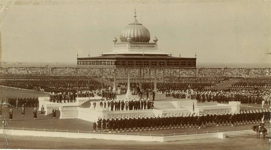 Der Delhi Durbar 1911. , Ein Durbar war ursprünglich eine indische Fürstenversammlung. Der Imperial Durbar, war eine Versammlung, die jeweils anlässlich der Krönung des britischen Monarchen zum Kaiser von Indien abgehalten wurde.