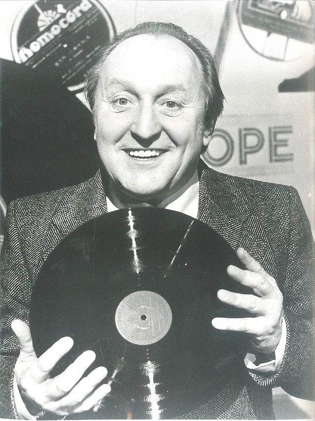 Günther Schifter mit einer Schellack