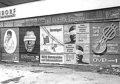 Wahlplakate von vier verschiedenen Parteien. Plakatwand: Texte kaum lesbar: ÖVP - "Wer die SPÖ stärkt, schwächt den Schilling" FPÖ "Mehr Österreich, weniger Proporz..."