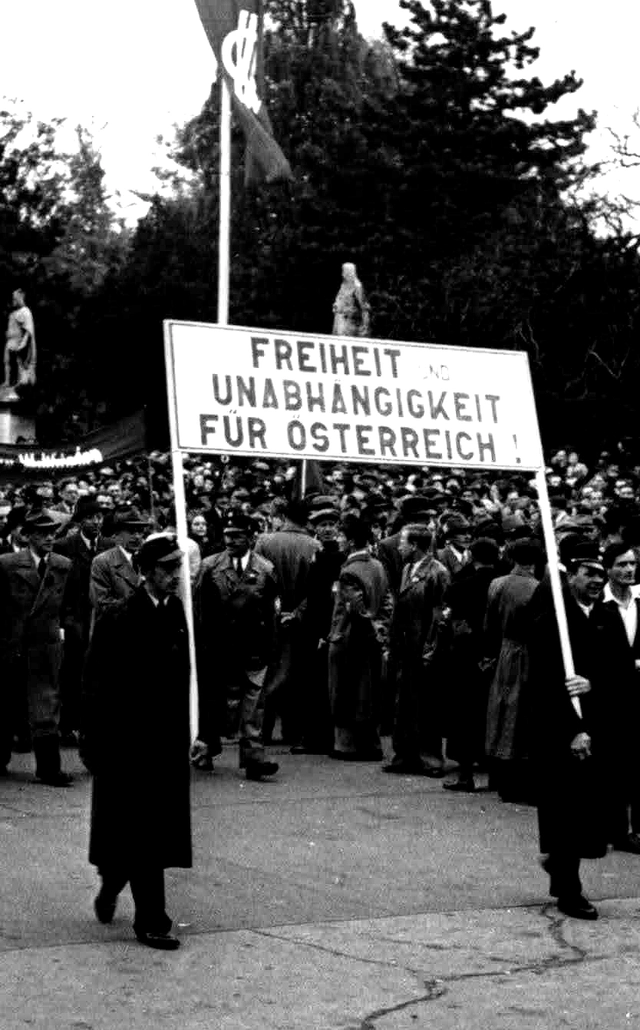 Eine Große Tafel "Freiheit und Unabhängigkeit für Österreich" wird vom Festzug mitgetragen.. 