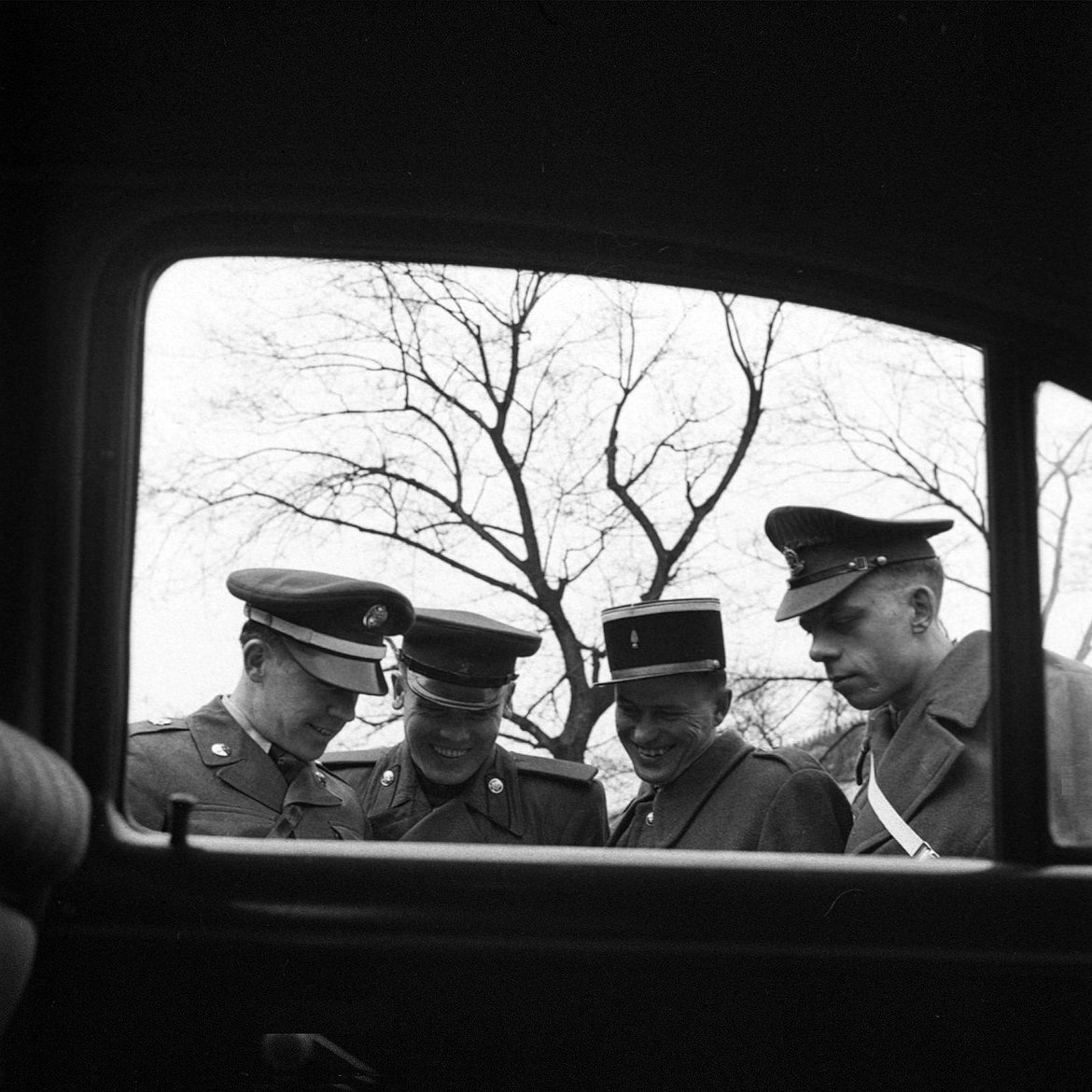Die vier Besatzungssoldaten durch ein Autofenster gesehen
