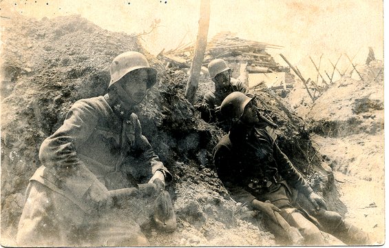 Österreich-ungarische Offiziere im Graben an der Piave-Front
