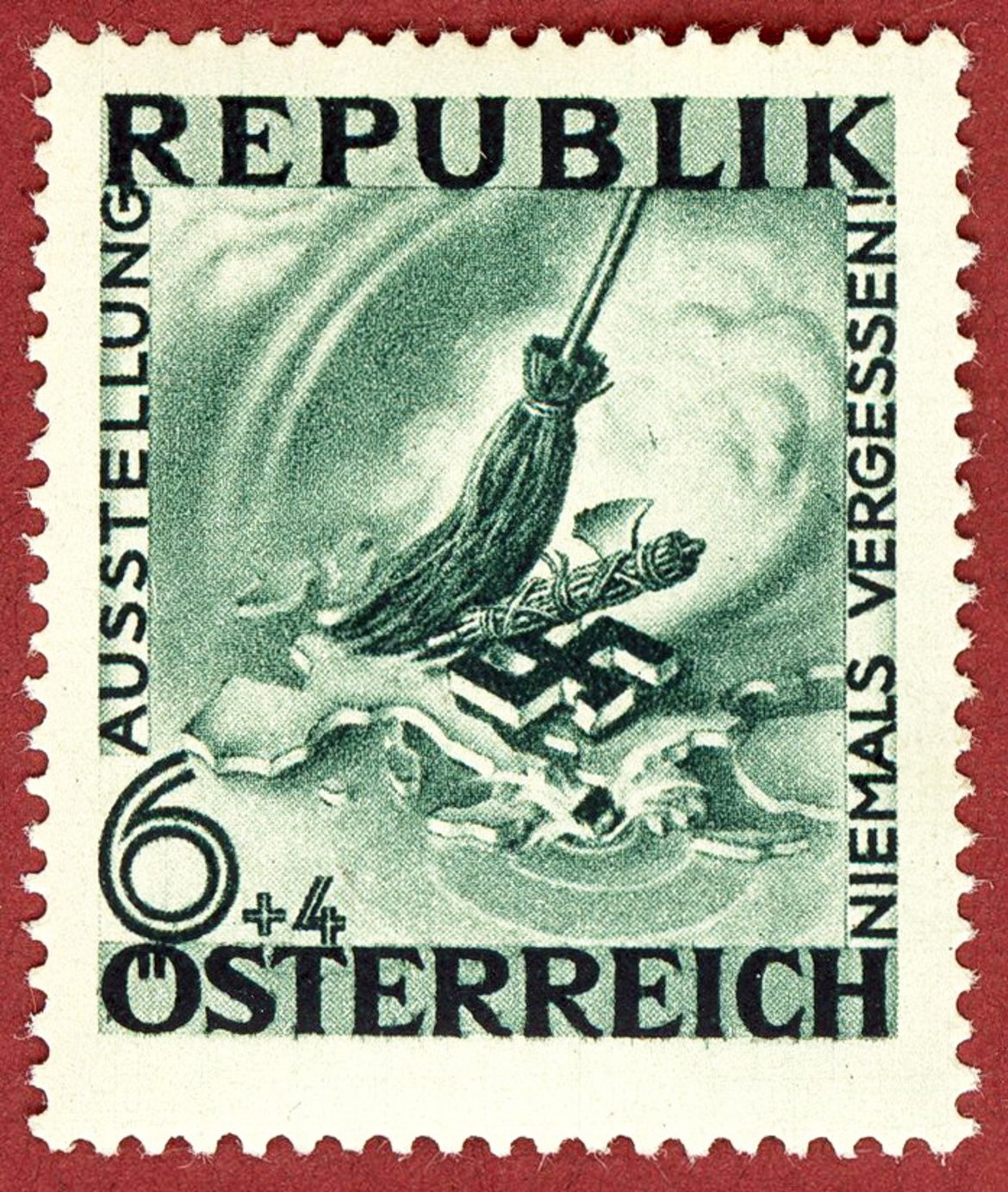 Eine Briefmarke, die anlässlich der Ausstellung „Niemals vergessen!“ 1946 in Wien ausgegeben wurde. Zu sehen ist ein Besen, der ein Hakenkreuz und ein Fascis (Symbol des italienischen Faschismus) von einer Europakarte kehrt.