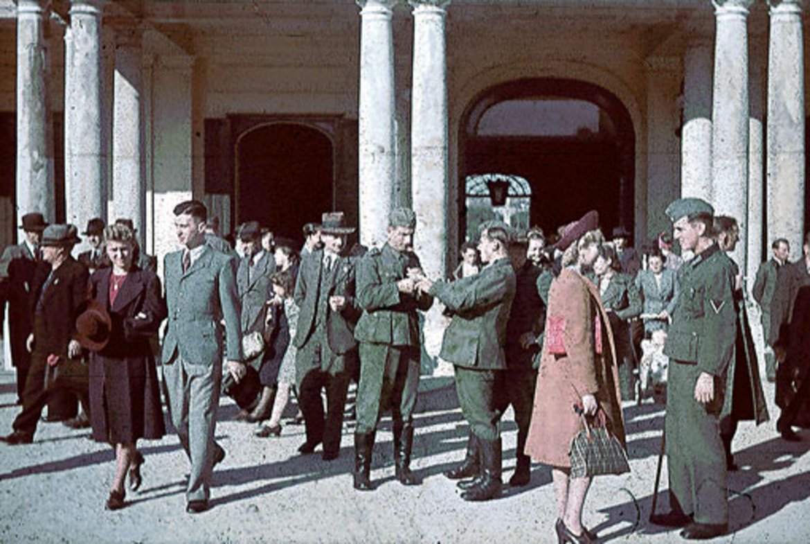 Spaziergänger beim Schloss Schönbrunn in Wien um 1941.