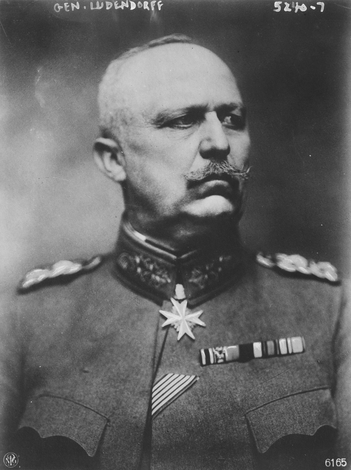 Erich Ludendorff war das strategische Hirn in der Obersten Heeresleitung. Es wär sicherlich falsch Generalfeldmarschall Paul von Hindenburg nur als Galionsfigur darzustellen, doch den Hauptteil der strategischen Planung unterlag Ludendorff.