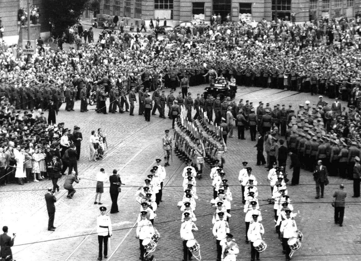 Abschiedsparade am Schwarzenbergplatz. Uniformierte und Militärmusik in Formationen