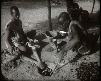 Gelbguß in verlorener Form – Herstellung von Fußreifen bei den Hadjerai, einer Ethnie im östlichen Sudan.