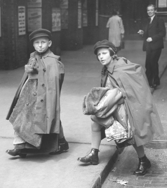Jüdische Kinder nach ihrer Flucht aus Wien bei der Ankunft am Liverpool Street Bahnhof in London.
