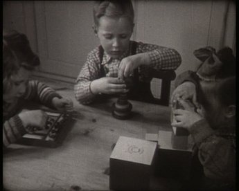 Das Spielverhalten von Kremser Kindergartenkindern wurde 1951 in einer Studienreihe der Universität Wien beobachtet. Ein Forschungsfilm aus dem Bereich der Entwicklungspsychologie.