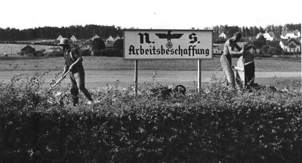 Beginn der Bauarbeiten der Wienregulierung bei Preßbaum vor einem großen "NS-Arbeitsbeschaffung" -Schild.