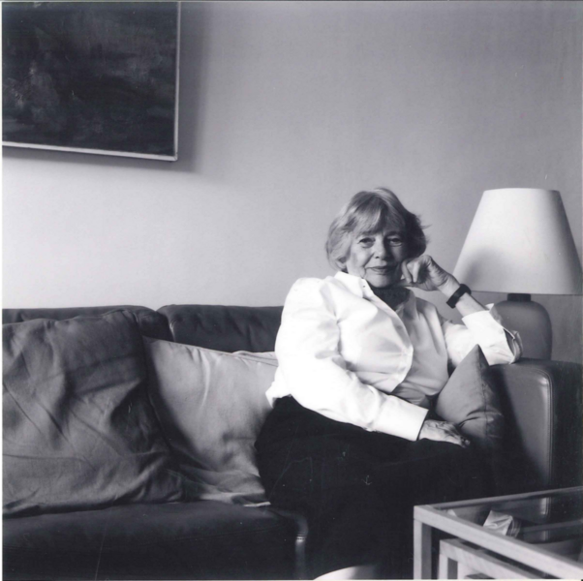Schwarz-Weiß-Foto von Helga Kinsky beim Interview auf er Couch sitzend.
