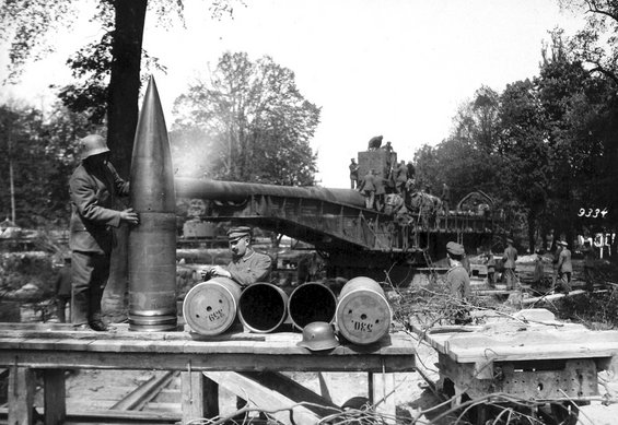 Eine Granate mit Kartusche des 38 cm Eisenbahngeschütz "Langer Max", im Hintergrund das Geschütz, beim Beschuss von Verdun