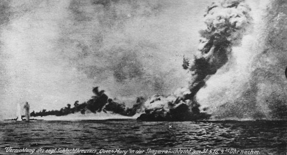 Der britische Schlachtkreuzer HMS-Queen Mary explodiert in der Skagerrakschlacht.
31. Mai 1916 16:26 Uhr.