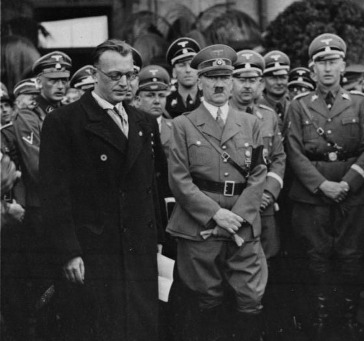 Arthur Seyß-Inquart und Adolf Hitler 1938 in Wien