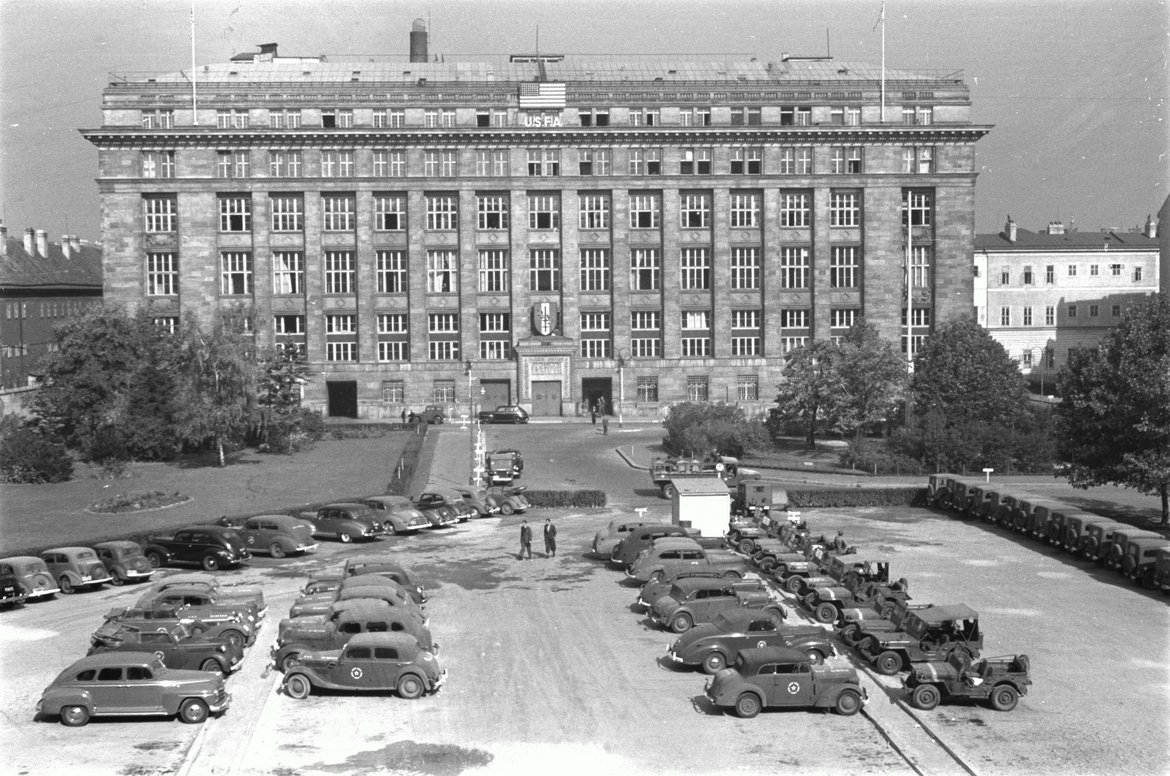 Bild der Österreichische Nationalbank mit us-amerikanischen Militär-PKW am davor sichtbaren Parkplatz.