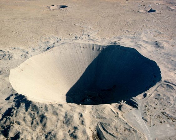Der Explosions-Krater des Sedan-Kernwaffentestes vom 6. Juli 1962, hat ca. 400 Meter im Durchmesser und eine Tiefe von ca. 100 Meter. Mehr als 11.000.000 Tonnnen Sand, Erde und Gestein wurden weggesprengt. Heute eine kleine Touristenattraktion in der Wüste von Nevada.