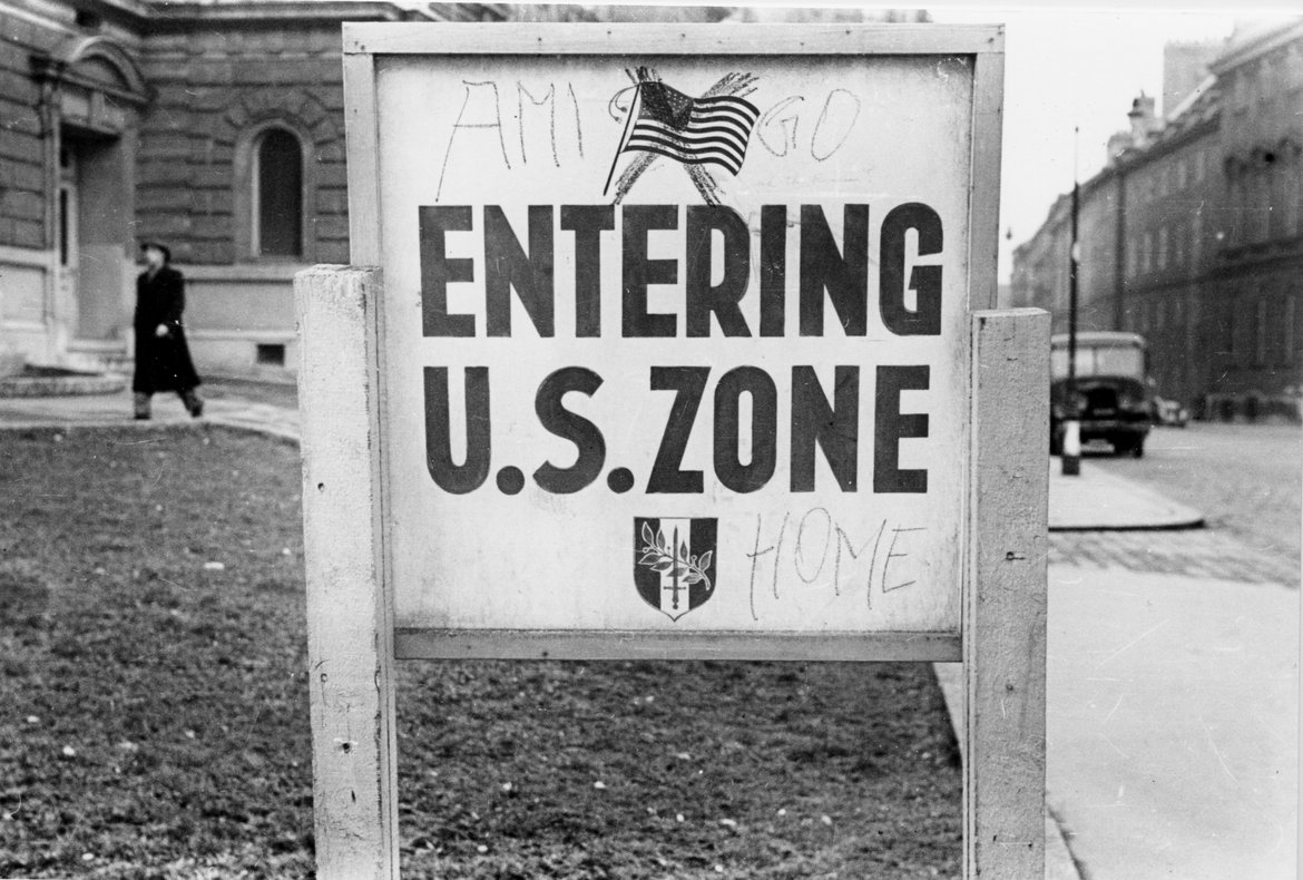 Schild "Entering u.s. Zone" beschmiert mit:"Ami go home"