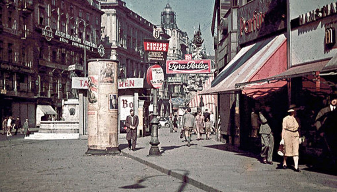 Blick vom Stephansplatz in den Graben. Im Hintergrund die noch nicht verschalte Pestsäule. Wien um 1941.