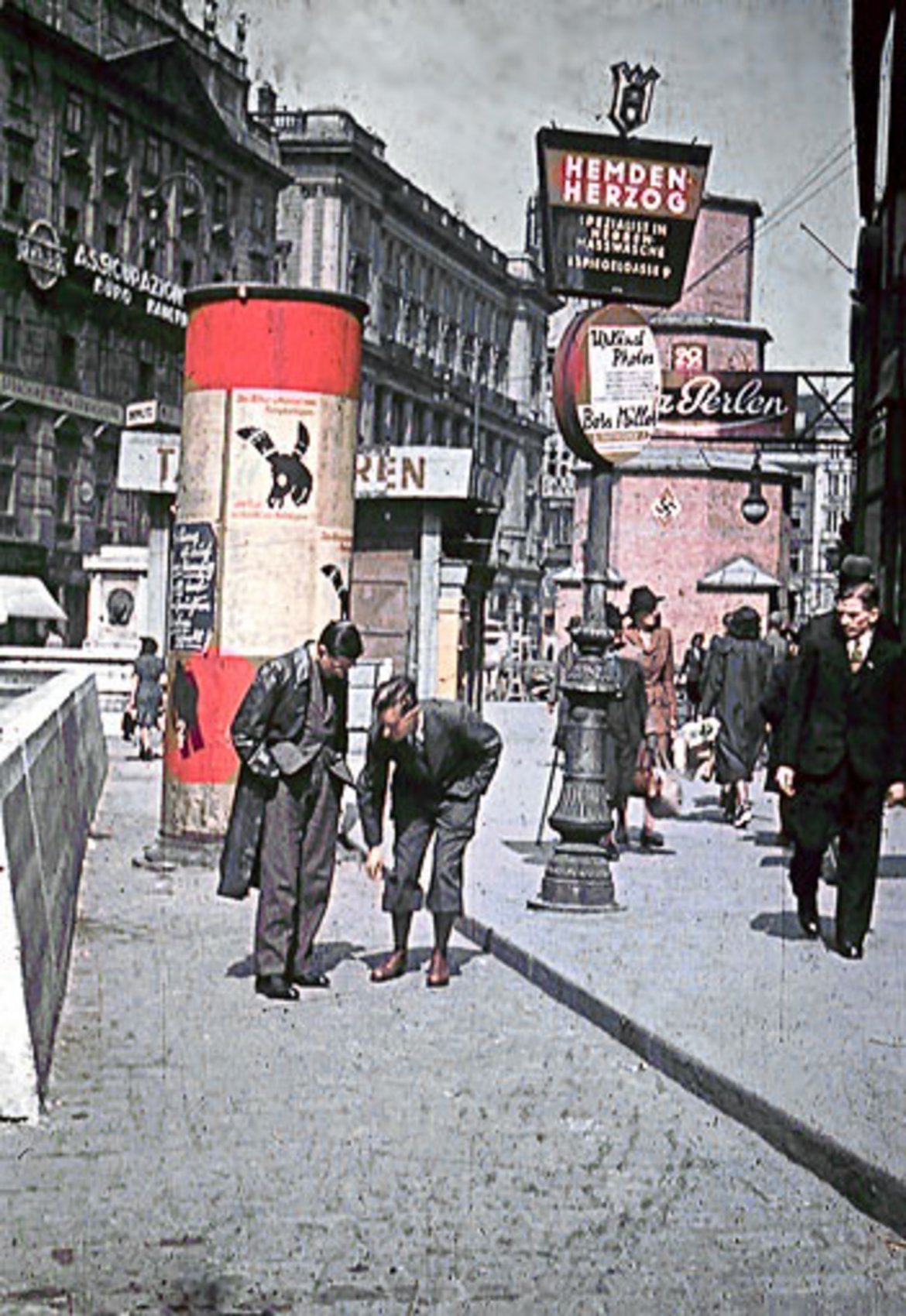 Blick vom Stephansplatz in den Graben. Im Hintergrund ist die Pestsäule zum Schutz vor Bomben eingemauert. Wien um 1944.