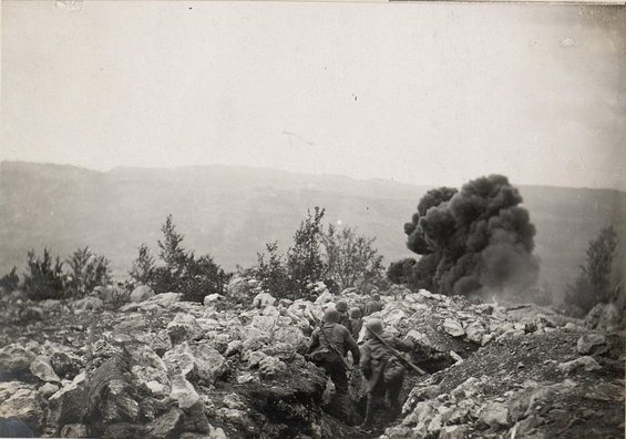 <p>Österreich-ungarischer Angriff mit Flammenwerfer</p>