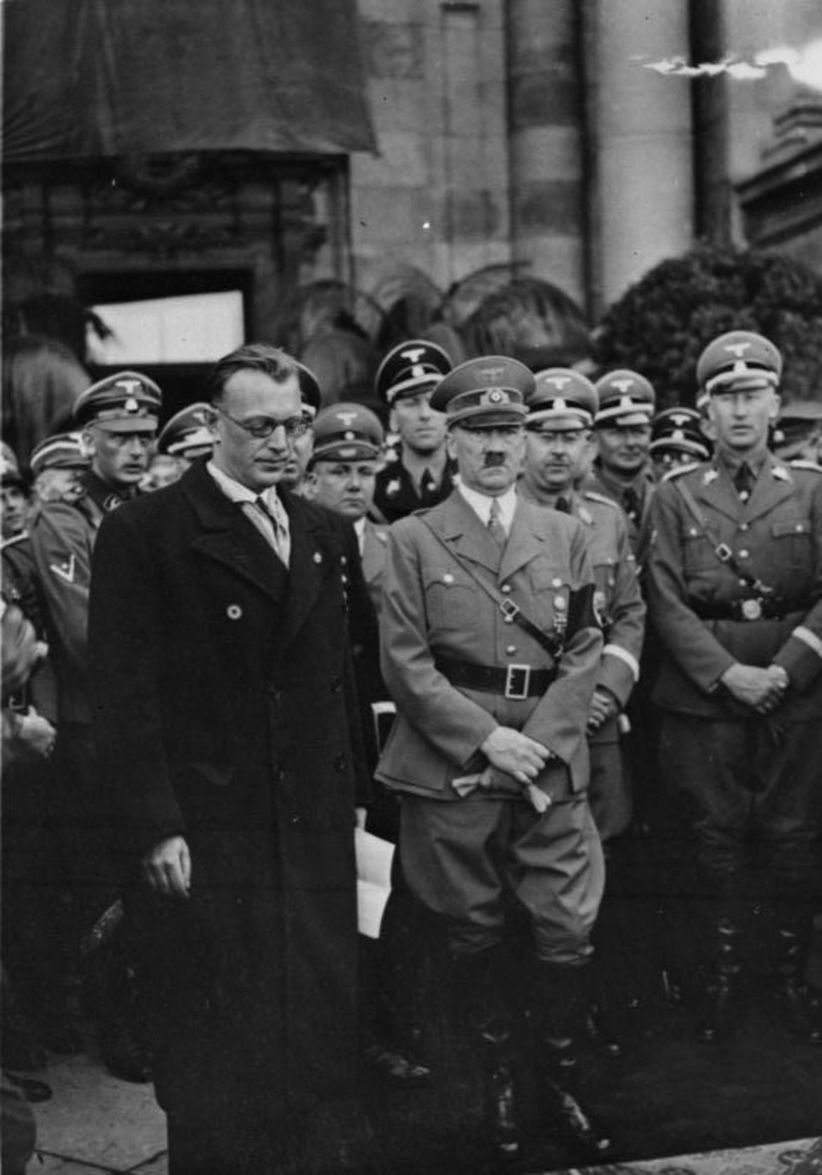 Arthur Seyß-Inquart und Adolf Hitler 1938 in Wien