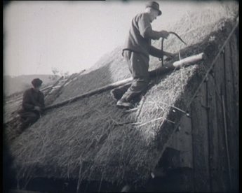 Filmdokumentation aus dem Jahr 1965. Ein Strohdach wird repariert und neu gedeckt.