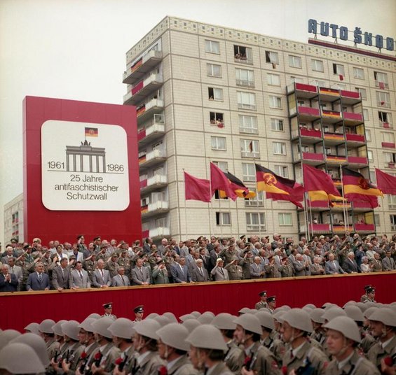 "Kampfparade zum 25. Jahrestag des antifaschistischen Schutzwalls am 13. August 1986 in der Karl-Marx-Allee" - bestes Neu-Sprech aus der DDR.