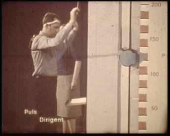 Der Zusammenhang zwischen Puls und Musikausübungen wird am Beispiel von unterschiedlichen Stimmlagen und einem Dirigenten illustriert. Während der Darbietung wird die jeweilige Pulskurve über einen Clip am Ohr abgenommen und auf einem Pulstelemeter dargestellt. Lehrfilm aus dem Jahr 1972.