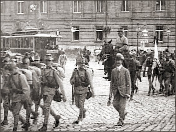 Abmarsch eines Regimentes über den Wiener Schwarzenbergplatz
