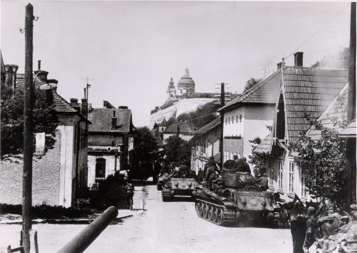 Panzer der Roten Armee in den Straßen von Melk. Im Hintergrund das Stift.