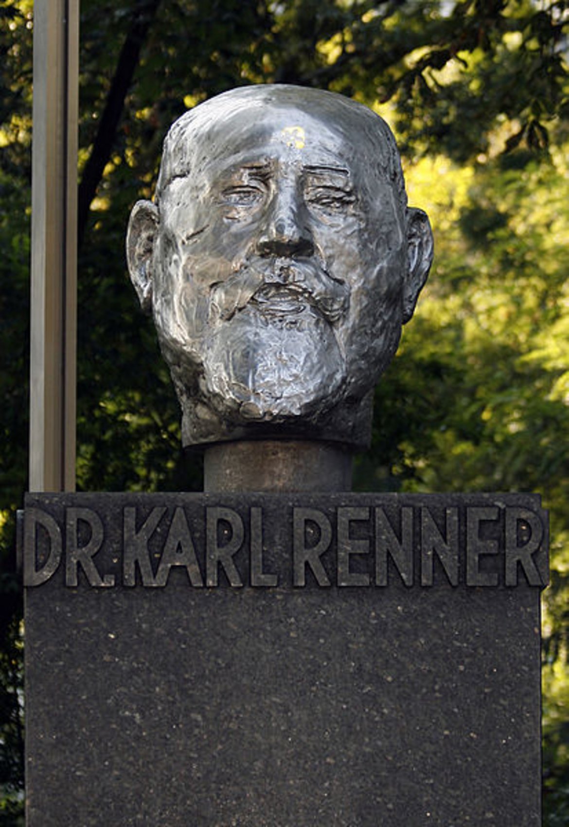 Büste Karl Renners von Alfred Hrdlicka im Rathauspark in Wien.