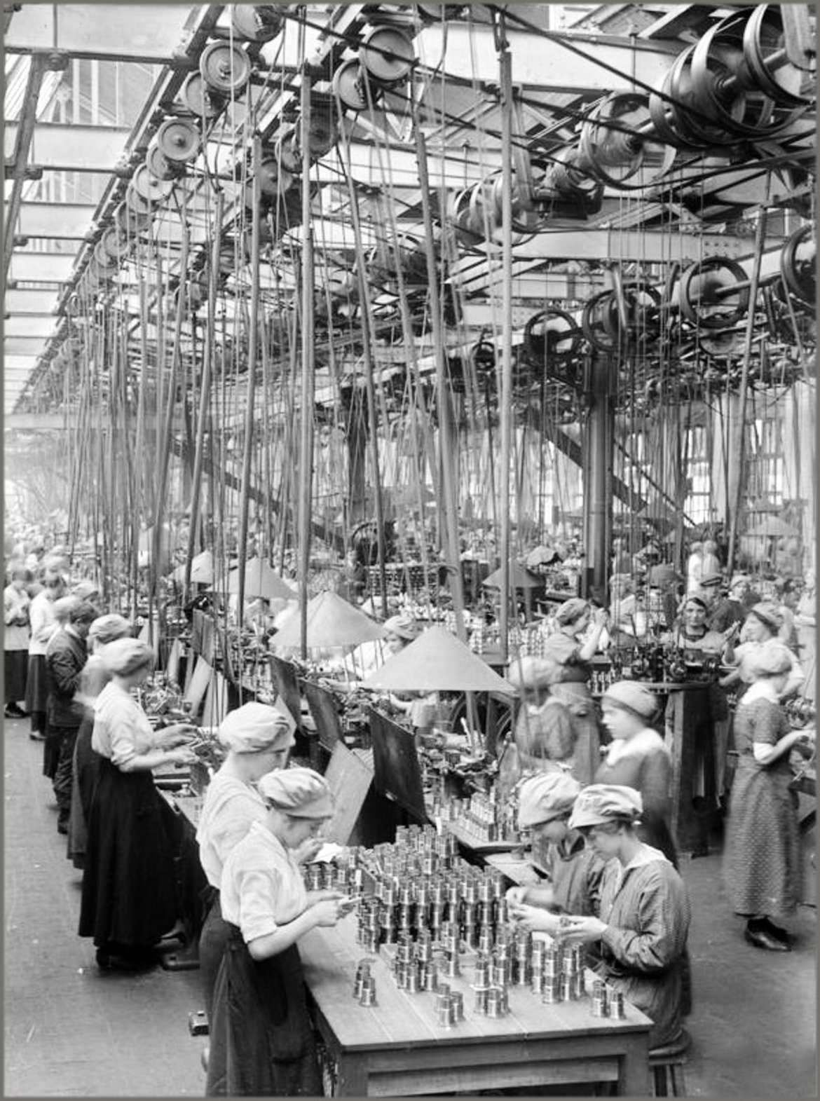 Arbeiterinnen in einer Waffenfabrik in Großbritannien