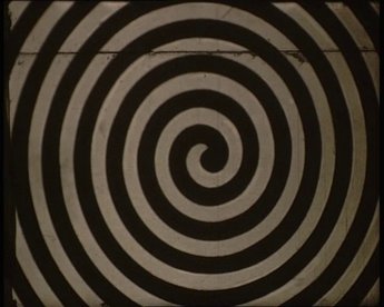 Ein wissenschaftliches Filmdokument des Psychologischen Instituts der Universität Wien aus 1953, wahrscheinlich für die Verwendung im Lehrbetrieb hergestellt, führt unterschiedliche Arten von optischen Täuschungen vor.