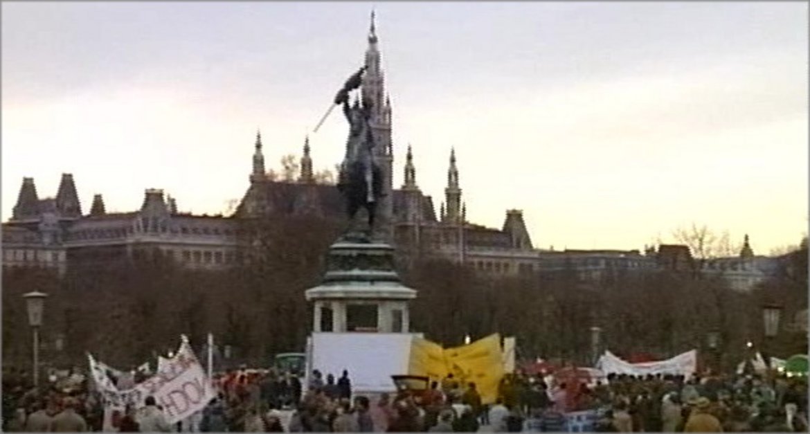 Foto vom Lichtermeer. Blick über den Heldenplatz mit vielen Menschen und Transparenten. Im Hintergrund ist das Rathaus zu sehen.