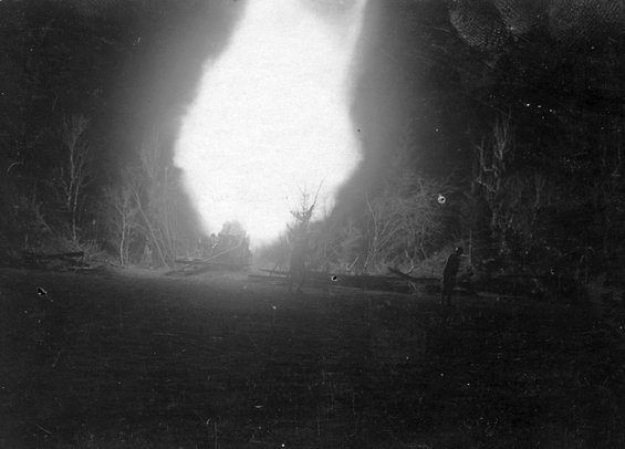 Abschuss eines 30,5 cm Skoda-Mörsers bei Nacht