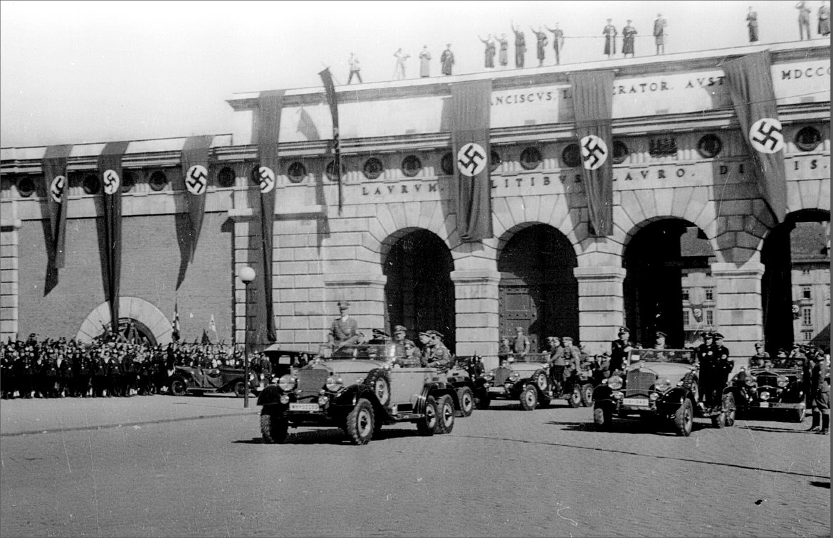 Das Auto Hitlers vor dem Burgtor auf einer Schwarz-Weiß-Fotografie vom 15. März 1938.