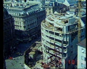 Beim Bau des Haas-Hauses am Wiener Stephansplatz wurde gegenüber der Baustelle eine fix stehende Kamera montiert und der gesamte Bauverlauf im Zeitraffer-Verfahren dokumentiert. Ein visuelles Bauprotokoll aus dem Jahr 1990.