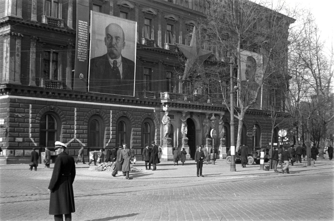 Bild des Palais Epstein in Wien. Am Gebäude zwei riesige Portaits von Lenin und Stalin sowie ein großer Sowjetstern.