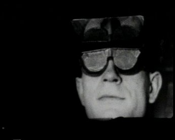 An der Universität Innsbruck wurden 1954 diverse Experimente mit Umkehrbrillen durchgeführt. Die Ergebnisse der Untersuchungen wurden in Form von wissenschaftlichen Filmdokumenten dargestellt.