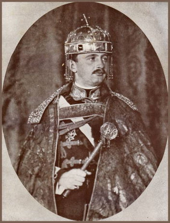 Kaiser Karl I. als frisch gekrönter König Karl IV. von Ungarn im Krönungsornat mit der ungarischen Stephanskrone, 30. Dezember 1916