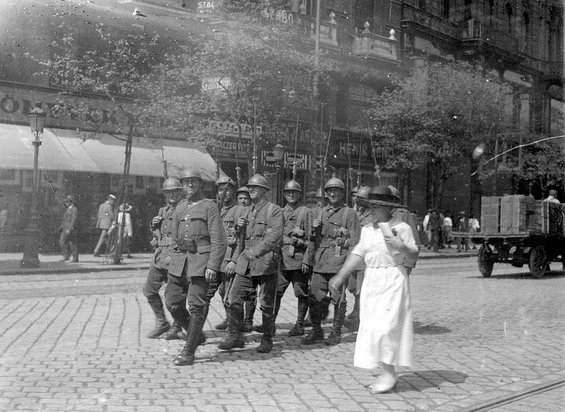 <p>Rumänische Soldaten in Budapest</p>
